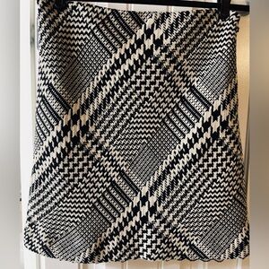 Kenneth Cole New York black and white wool blend houndstooth skirt. Size 6.